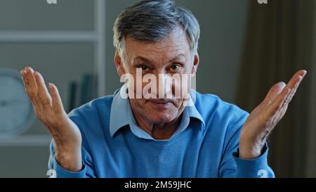 Ritratto anziano rughe uomo applaude esprimere ammirazione seduta indoor grigioso-haired nonno guardando la macchina fotografica preparare mani clap pensionato maturo Foto Stock