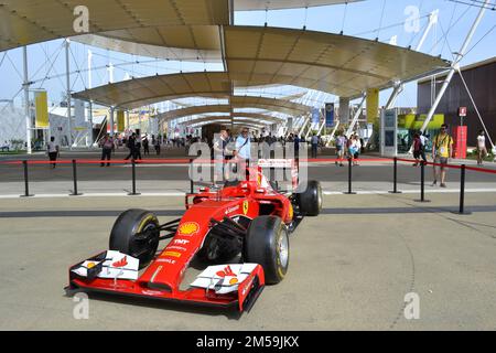 Esposizione del modello di Ferrari racing car SF15-T nella strada principale di Cardo e Decumano di Expo Milano 2015 sotto gli ombrelloni in una giornata di sole estivo. Foto Stock