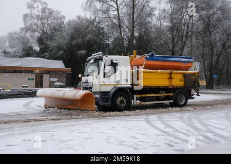 Callander, Scozia, Regno Unito. 27th dicembre 2022. Caduta di neve pesante che causa condizioni difficili a Callander per automobilisti e pedoni. Aratro da neve e autocarro pronto per l'azione. Credit: Craig Brown/Alamy Live News Foto Stock