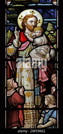 Vetrata di John Hall e figli raffiguranti i bambini della benedizione del Cristo, la chiesa di St Wynwallow, Landedwednack, Cornovaglia Foto Stock