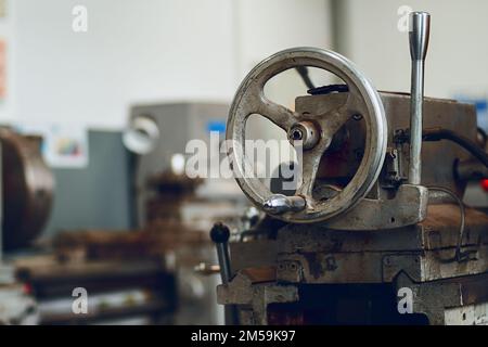 Tornio vecchio per lavorazione del metallo. Tipo di parti in metallo della macchina nel laboratorio di tornio in fabbrica. Contesto industriale. Apparecchiature industriali.. Foto Stock