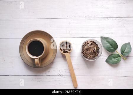 Foglie di tè secco sul cucchiaio da vicino . Foto Stock