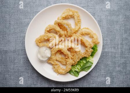 anelli di calamari cotti e gamberi su un piatto vista dall'alto Foto Stock