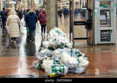 Glasgow, Scozia, Regno Unito 27th dicembre 2022. Natale chiaro come lavoratori del consiglio sacchetto le strade spazzatura e bidoni overflow .. Credit Gerard Ferry/Alamy Live News Foto Stock