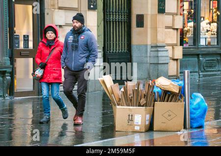 Glasgow, Scozia, Regno Unito 27th dicembre 2022. Natale chiaro come lavoratori del consiglio sacchetto le strade spazzatura e bidoni overflow .. Credit Gerard Ferry/Alamy Live News Foto Stock