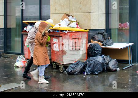 Glasgow, Scozia, Regno Unito 27th dicembre 2022. Natale chiaro come lavoratori del consiglio sacchetto le strade spazzatura e bidoni overflow .. Credit Gerard Ferry/Alamy Live News Foto Stock