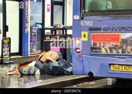 Glasgow, Scozia, Regno Unito 27th dicembre 2022. Natale chiaro come lavoratori del consiglio sacchetto le strade spazzatura e bidoni overflow .. Credit Gerard Ferry/Alamy Live News Foto Stock