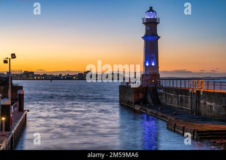 Faro di Newhaven al crepuscolo – Newhaven, Edimburgo, Scozia, Regno Unito Foto Stock