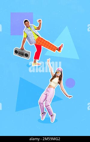 Immagine collage verticale di due persone allegre positive che ballano ascoltare musica boombox isolato su sfondo disegno Foto Stock
