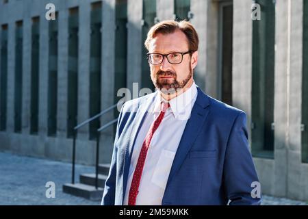Ritratto di un uomo d'affari in tuta blu all'aperto Foto Stock
