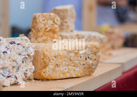 Scerbet con frutta secca e frutta secca al bancone del mercato alimentare estivo locale Foto Stock