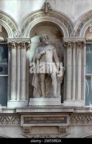 LONDRA, Regno Unito - 25 AGOSTO 2017: Statua di Sir Thomas Gresham sull'edificio alla fine del Viadotto di Holborn Foto Stock