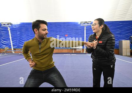 (221227) -- TIANJIN, 27 dicembre 2022 (Xinhua) -- Muhammad Nabil (L) apprende la boxe in stile Huo da Huo Jinghong in una palestra di arti marziali nel distretto di Xiqing, Tianjin, nel nord della Cina, il 25 dicembre 2022. Muhammad Nabil è uno studente pakistano all'Università Nankai di Tianjin. Nel 2018, ha scelto di venire a Tianjin per studiare per il suo dottorato di ricerca, non solo per ottenere un'istruzione di qualità qui, ma anche per realizzare il suo sogno di inseguire le arti marziali cinesi, o Kung fu. Muhammad Nabil ha detto che è diventato un fan di Huo Yuanjia, un famoso maestro cinese di arti marziali, dopo aver guardato i film cinesi di Kung fu in Pakistan. Durante la sua st Foto Stock