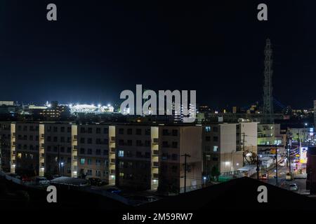 Bassi edifici ad appartamenti in una piccola città di notte Foto Stock