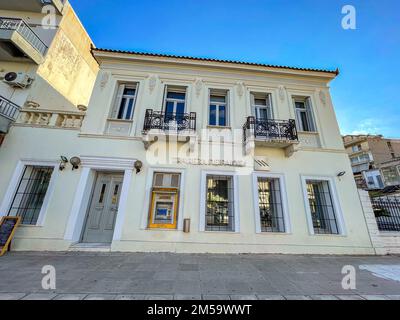 L'edificio neoclassico della Banca del Pireo nella città di Sparti, Laconia, Peloponneso, Grecia. Piraeus Bank è una delle principali banche al dettaglio greche, spread Foto Stock