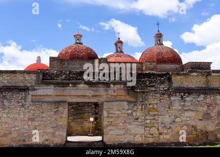 Le famose rovine di Mitla, un sito archeologico mesoamericano della civiltà Zapotec, la valle di Oaxaca, Messico Foto Stock