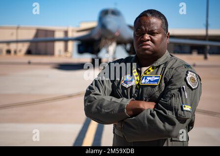 Christopher “Miles” McClung, comandante del 7th Operations Group, si pone per una foto davanti a un B-1B Lancer presso la base aeronautica di Dyess, Texas, 15 febbraio 2022. McClung è stato riconosciuto durante il mese della storia nera per il suo ruolo centrale negli Stati Uniti Storia dell'aeronautica per il servizio della sua famiglia, come suo fratello servì come ufficiale di intelligence e suo padre servì per 23 anni come navigatore radar B-52 Stratofortress. Grazie il Col. McClung per aver fatto parte di ciò che rende la base LIFT and STRIKE di Team Dyess America! Foto Stock