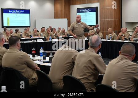 220909-N-UB993-1042 WASHINGTON D.C. (9 settembre 2022) il Master Chief Petty Officer della Marina James Honea parla della sua missione, visione e principi guida durante il Simposio della Leadership Mess del 2022. La Leadership Mess è composta da capi di comando (CMC) che servono flotte numerate, forze operative e vari dettagli di ufficiali di bandiera. Il simposio annuale è un'opportunità per i leader senior arruolato di vedere, risolvere e condividere le Best practice scambiando idee e feedback alla leadership nel tentativo di migliorare la Marina militare. Foto Stock