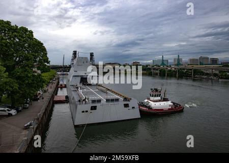 La USS Michael Monsoor (DDG 1001) arriva a pierside nel centro di Portland, OR. Il 9 giugno 2022. La nave parteciperà al Portland Rose Festival 2022 dal 10 al 12 giugno 2022. Foto Stock