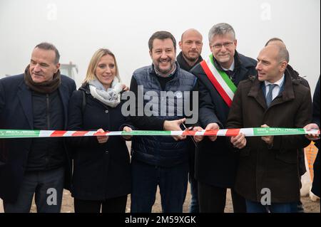 Verdello, Italia. 27th Dec, 2022. Il taglio del vostro per il 2Â° lotto della tangenziale di Verdello alla presenza del Sindaco di Verdello, Fabio Mossali, dell'addetto alle infrastrutture trasporti e alla mobilità sostenibile della Regione Lombardia, Claudia Maria terzi e del Vicepresidente del consiglio e Ministro delle infrastrutture e Matteo dei Trasporti. Durante l'Inaugurazione 1^ lotto Tangenziale di Verdello alla presenza del Ministro Salvini, News a Verdello, Dicembre 27 2022 Credit: Independent Photo Agency/Alamy Live News Foto Stock