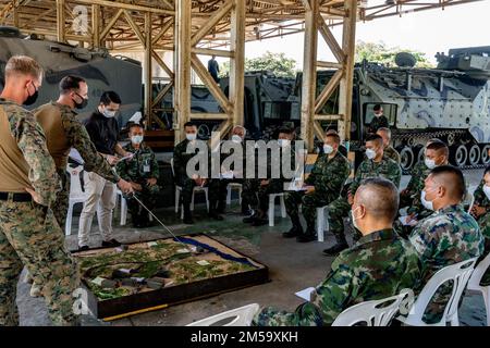 U-Tapao, Regno di Thailandia – Stati Uniti Marine Corps 1st Lt. Andrew McGady, un ufficiale di veicolo d'assalto anfibio con 3rd Battaglione anfibio d'assalto, 1st Divisione Marina, briefing Royal Thai Marines dal Royal Thai Marine Corps Assault Battaglione di veicoli anfibi sul piano per un esercizio di addestramento Marines da entrambi i paesi condurrà il 23 febbraio 2022. Royal Thai Marines dalla RTMC AAV BN e Stati Uniti Marines del 3rd AABN partecipa a uno scambio di esperti in materia dal 21 febbraio al 4 marzo 2022, come parte dell'esercizio Cobra Gold 2022. Durante il SMEE, Thai e Stati Uniti Marines si allenerà su AAV Foto Stock