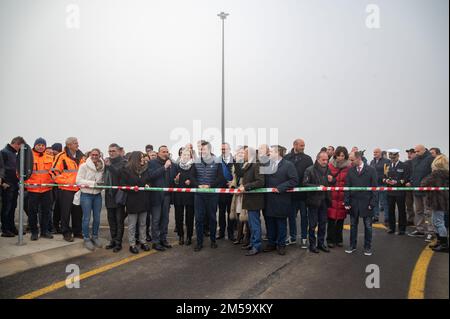 Verdello, Italia. 27th Dec, 2022. Il taglio del vostro per il 2Â° lotto della tangenziale di Verdello alla presenza del Sindaco di Verdello, Fabio Mossali, dell'addetto alle infrastrutture trasporti e alla mobilità sostenibile della Regione Lombardia, Claudia Maria terzi e del Vicepresidente del consiglio e Ministro delle infrastrutture e Matteo dei Trasporti. Durante l'Inaugurazione 1^ lotto Tangenziale di Verdello alla presenza del Ministro Salvini, News a Verdello, Dicembre 27 2022 Credit: Independent Photo Agency/Alamy Live News Foto Stock