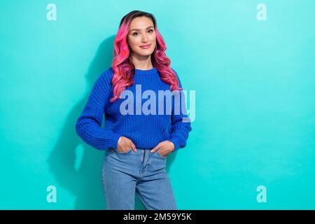 Ritratto di sicuro soddisfatto ottimista donna indossare maglia pullover tenere le braccia in tasche isolato su sfondo vivace colore teal Foto Stock