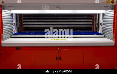 Soluzione ergonomica per lo stoccaggio verticale. Sistema di archiviazione e recupero automatizzato. Moderno magazzino industriale. Foto Stock