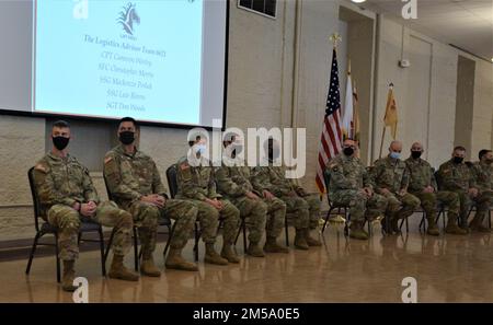 Una squadra di consulenti logistici composta da cinque soldati della 6th Battaglione della Guardia nazionale dell'esercito dell'Illinois, 54th Brigata di assistenza della forza di sicurezza (SFAB) ha tenuto una cerimonia di spiegamento domenica 13 febbraio presso l'Arsenale di Rock Island, Illinois. Dopo un breve allenamento in Texas, il team si unirà al 5th SFAB dell'esercito di servizio attivo con sede alla base militare Lewis-McChord, Washington, per schierarsi in Mongolia. La distribuzione semestrale è la prima per l'unità SFAB della Guardia Nazionale dell'Illinois e rappresenta la prima SFAB a supportare gli Stati Uniti Comando Indo-Pacific. Foto Stock