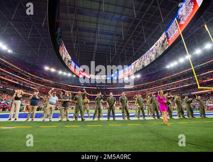 Membri degli Stati Uniti Air Force Heritage Flight è riconosciuta al Super Bowl LVI, 13 febbraio 2022, allo stadio SoFi di Inglewood, California. La formazione, guidata da un P-51 Mustang della Air Force Heritage Flight Foundation, ha anche visto la partecipazione di ciascuna delle squadre dimostrative di Air Combat Command a nave singola: F-35A Lightning II, F-22 Raptor, F-16 Viper e A-10 Thunderbolt II La formazione è stata volata per celebrare il 75th° anniversario dell'aviazione militare degli Stati Uniti. Foto Stock