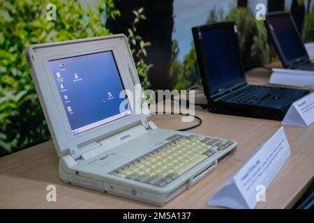 Mostra di vecchi computer portatili nel museo della tecnologia Foto Stock