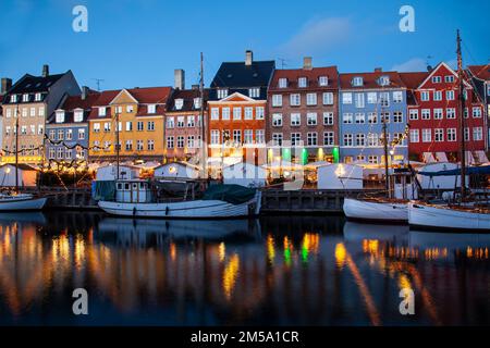 Canale Nyhavn al tramonto, ora di Natale, Nyhavn Copenaghen, Danimarca, Europa Foto Stock