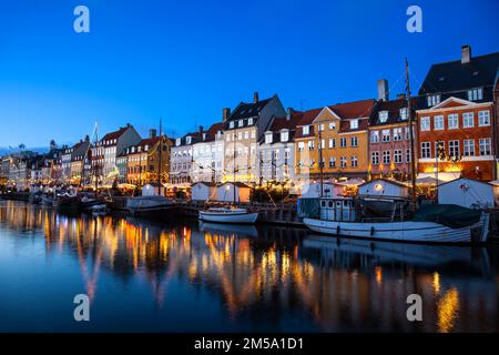 Canale Nyhavn al tramonto, ora di Natale, Nyhavn, Copenaghen, Danimarca, Europa Foto Stock