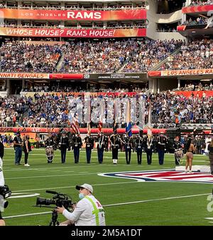 220213-N-ZZ000-1002 la Guardia colori delle forze Armate congiunte presenta i colori durante l'inno nazionale per il Super Bowl LVI allo stadio Sofi di Inglewood, California, 13 febbraio. I marinai assegnati all'USNCG rappresentano il servizio navale nelle cerimonie presidenziali, navali, militari e pubbliche nell'area metropolitana di D.C. e in tutto il paese. (Foto di Jeremy Kern) Foto Stock