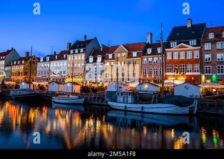 Canale Nyhavn al tramonto, ora di Natale, Nyhavn, Copenaghen, Danimarca, Europa Foto Stock