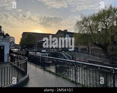 Una vista aerea della città di Camden Town circondata da edifici Foto Stock