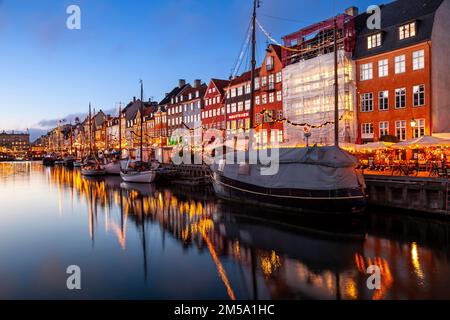 Canale Nyhavn al tramonto, ora di Natale, Nyhavn, Copenaghen, Danimarca, Europa Foto Stock