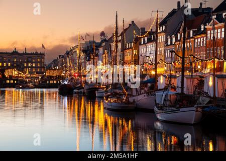 Canale Nyhavn al tramonto, ora di Natale, Nyhavn, Copenaghen, Danimarca, Europa Foto Stock