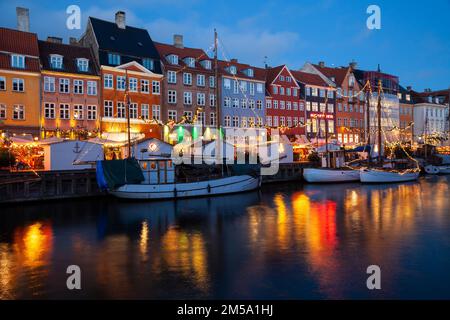 Canale Nyhavn al tramonto, ora di Natale, Nyhavn, Copenaghen, Danimarca, Europa Foto Stock
