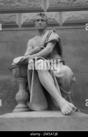 Uno scatto verticale di una statua di un uomo seduto al Museo Nazionale di Praga con un antico mantello Foto Stock