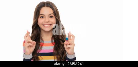 Spero che il mio augurio si avveri. Sorriso felice del bambino che tiene le dita incrociate. Auguri di fortuna. Faccia del bambino, manifesto orizzontale, ragazza adolescente isolata Foto Stock