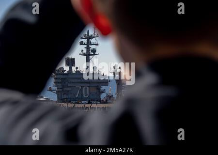 220214-N-ZQ263-1147 OCEANO PACIFICO (13 febbraio 2022) la USS Carl Vinson (CVN 70) cimenta la USS Nimitz (CVN 68). Nimitz è attualmente in fase di preparazione per le operazioni future. Foto Stock