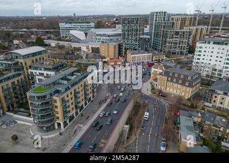 Vista panoramica dell'incrocio stradale (A315/A205) sul lato nord del Kew Bridge accanto al Tamigi a Kew, Londra occidentale, Regno Unito. Foto Stock