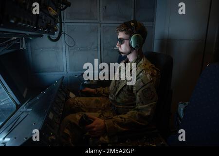 Senior Airman Daniel Proben, 9th Air Refuelling Squadron boom operator, rifornimento F-15E Strike Eagles assegnato alla 144th Fighter Wing, in modo che possano fornire sicurezza per Super Bowl LVI 13 febbraio 2022, sopra Los Angeles. Un KC-10 Extender fornisce 83.000 libbre di carburante a tre F-15E Strike Eagle nel corso del Super Bowl LVI, in modo che possano fornire sicurezza. Foto Stock