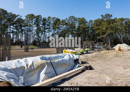 Department of Defense contractor costruiscono una rivista di artiglieria coperta dalla terra per High Mobility Artillery Rocket Systems al 2nd Marine Logistics Group munizioni Supply Point a Camp Lejeune, North Carolina, 14 febbraio 2022. 2nd il Battaglione di alimentazione sta aumentando la capacità di stoccaggio delle munizioni per migliorare la prontezza e le capacità della II Marina Expeditionary Force. Foto Stock
