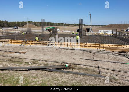 Department of Defense contractor costruiscono una rivista di artiglieria coperta dalla terra per High Mobility Artillery Rocket Systems al 2nd Marine Logistics Group munizioni Supply Point a Camp Lejeune, North Carolina, 14 febbraio 2022. 2nd il Battaglione di alimentazione sta aumentando la capacità di stoccaggio delle munizioni per migliorare la prontezza e le capacità della II Marina Expeditionary Force. Foto Stock