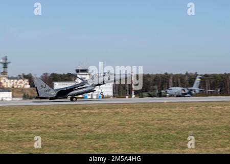 NEGLI STATI UNITI Air Force F-15E Strike Eagle con il 336th Fighter Squadron assegnato alla Seymour Johnson Air Force base, North Carolina atterra alla base aerea di Lask, Polonia, a sostegno di una missione di polizia aerea potenziata della NATO (EAP), 14 febbraio 2022. La missione PAE migliora l'interoperabilità della coalizione e utilizza il concetto Agile Combat Employment, che consiste nel mantenere la prevedibilità strategica e l'imprevedibilità operativa. Foto Stock