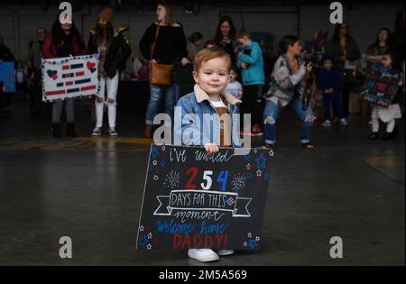 STAZIONE AERONAVALE DI WHIDBEY ISLAND, WASHINGTON. – Le famiglie accolgono i marinai di casa assegnati ai “Gauntlets” di Electronic Attack Squadron (VAQ) 136 dopo il ritorno alla Naval Air Station Whidbey Island, Washington, febbraio 14, dopo un dispiegamento di otto mesi nelle aree operative della flotta degli Stati Uniti 3rd e 7th come parte del Carl Vinson Carrier Strike Group. Foto Stock