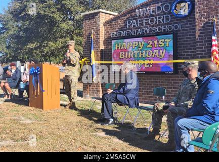 Fort Stewart-Hunter Army Airfield Garrison Commander, col. Manny Ramirez, parla durante la celebrazione del 21st° compleanno della scuola elementare Waldo Pafford, il 14 febbraio a Hinesville. (Foto di Jenny Walker) Foto Stock