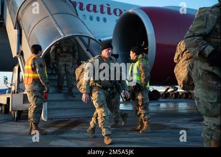 STATI UNITI I soldati dell'esercito assegnati alla 82nd° divisione Airborne partono da un aeromobile commerciale Boeing 777 all'aeroporto di Rzeszów-JAsionka, Polonia, 14 febbraio 2022. Quasi 5.000 soldati si sono schierati in Polonia a sostegno degli alleati della NATO. Foto Stock